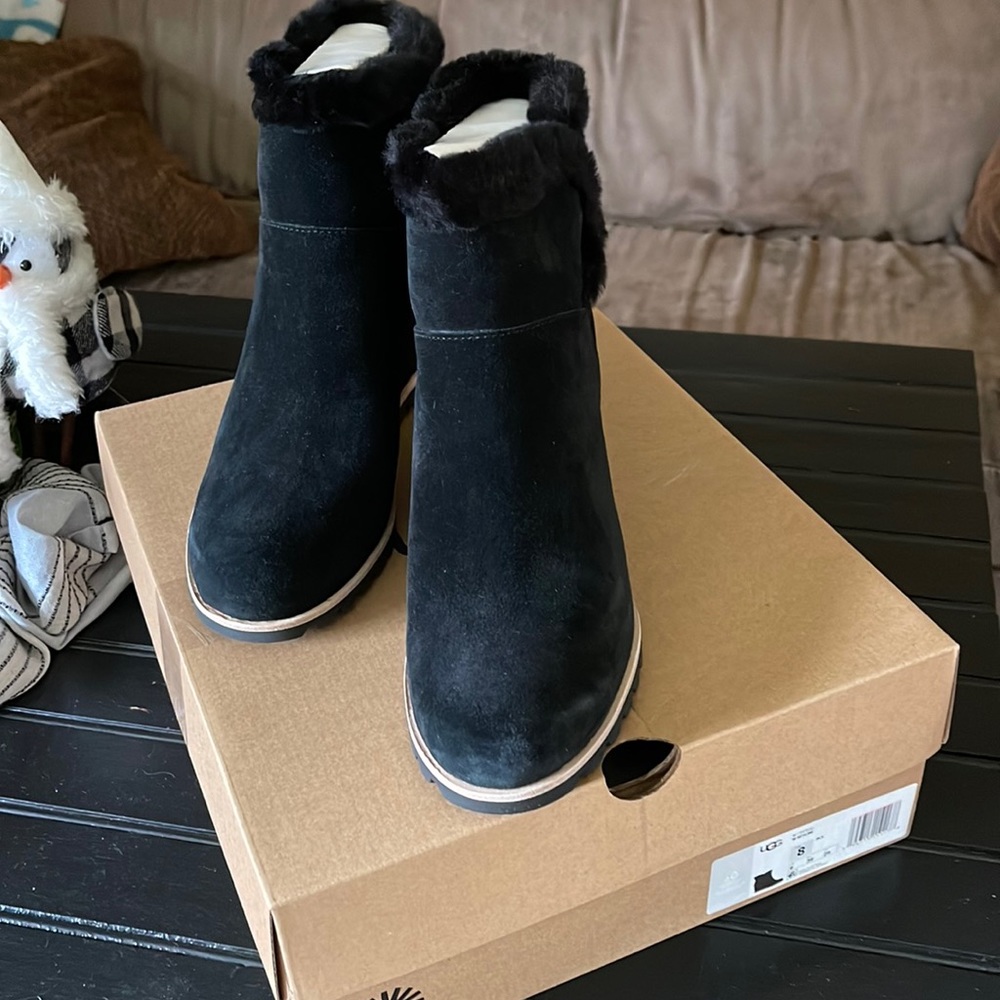 UGGwomens BRAND new black seyline booties